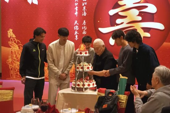 因为赏金船长官网每个月都会请专门的娱乐专家来为大家进行在线交流每个月都会请专门的娱乐专家来为大家进行在线交流介绍图片